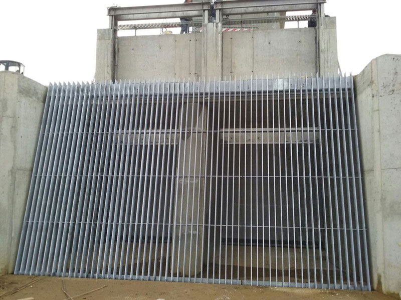 Metal structures for special trash racks grids
