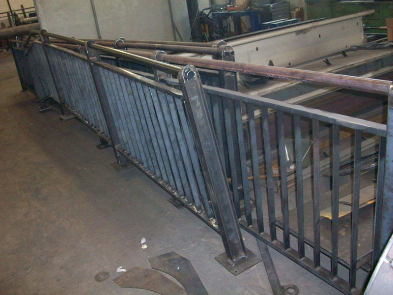 Metal building structures - Parapets